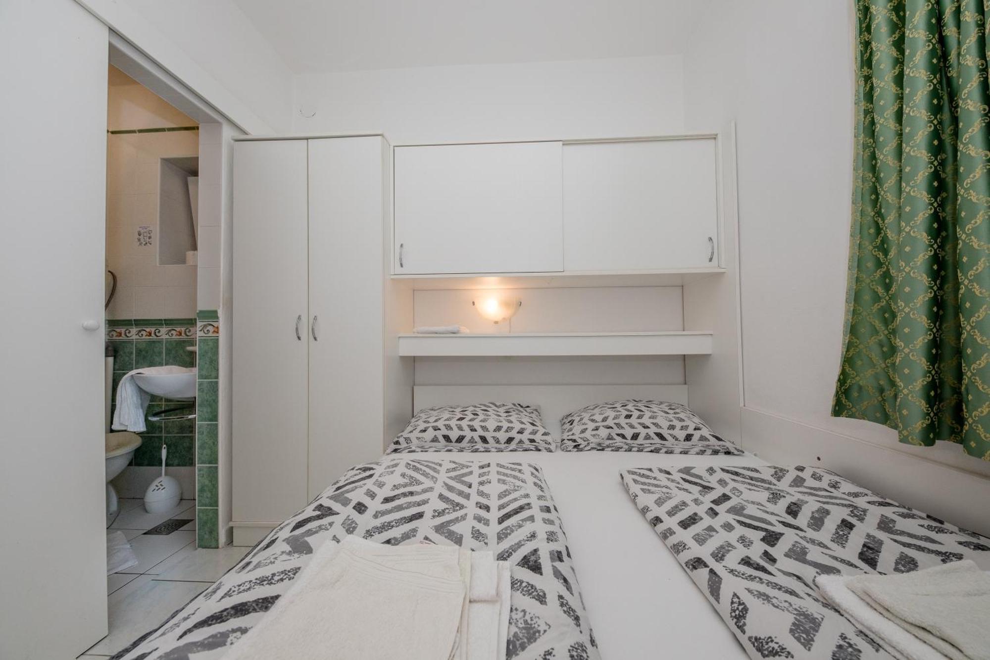 Apartments And Rooms By The Sea Supetarska Draga - Gornja, Rab - 11579 חדר תמונה