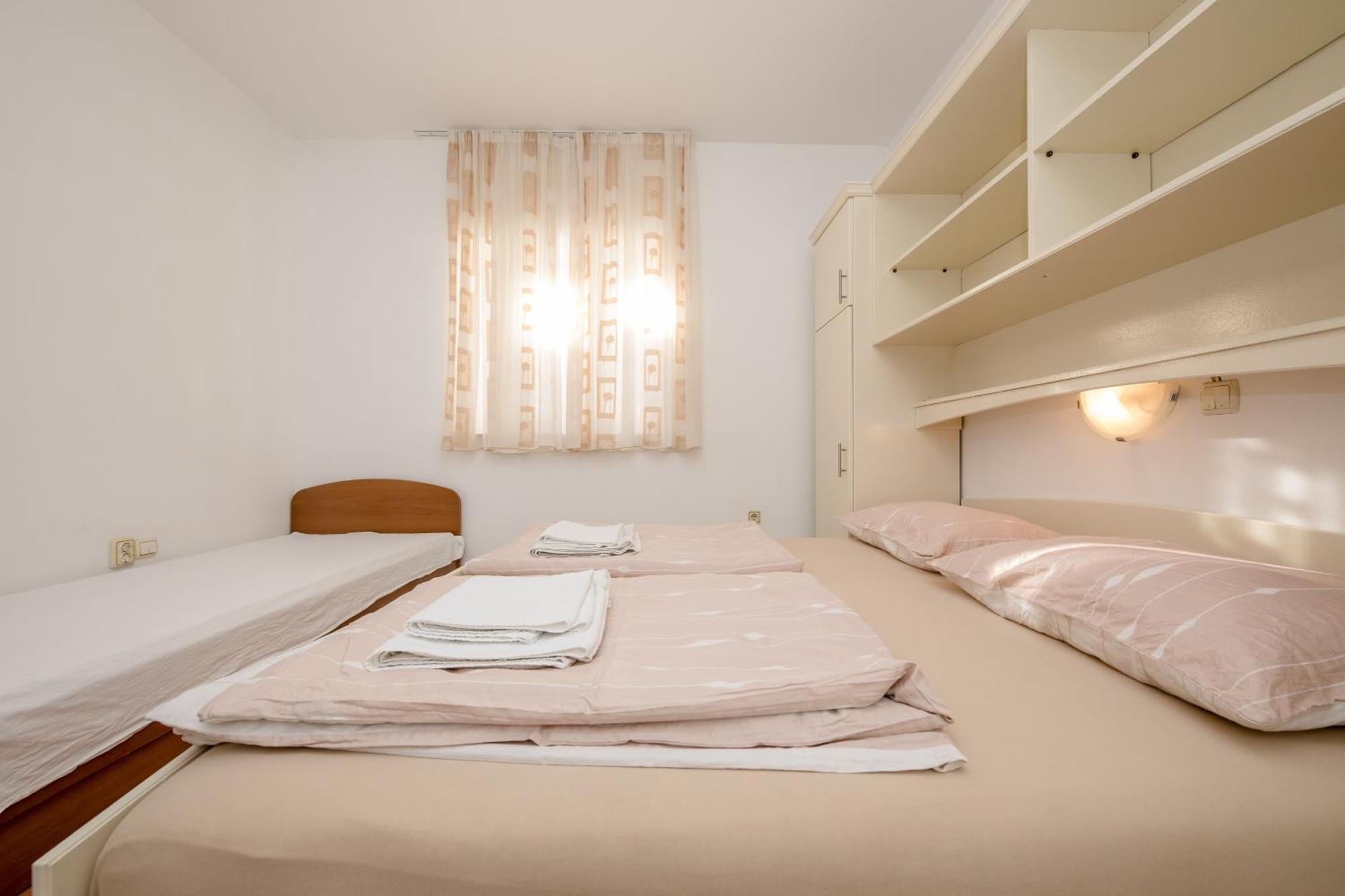 Apartments And Rooms By The Sea Supetarska Draga - Gornja, Rab - 11579 חדר תמונה